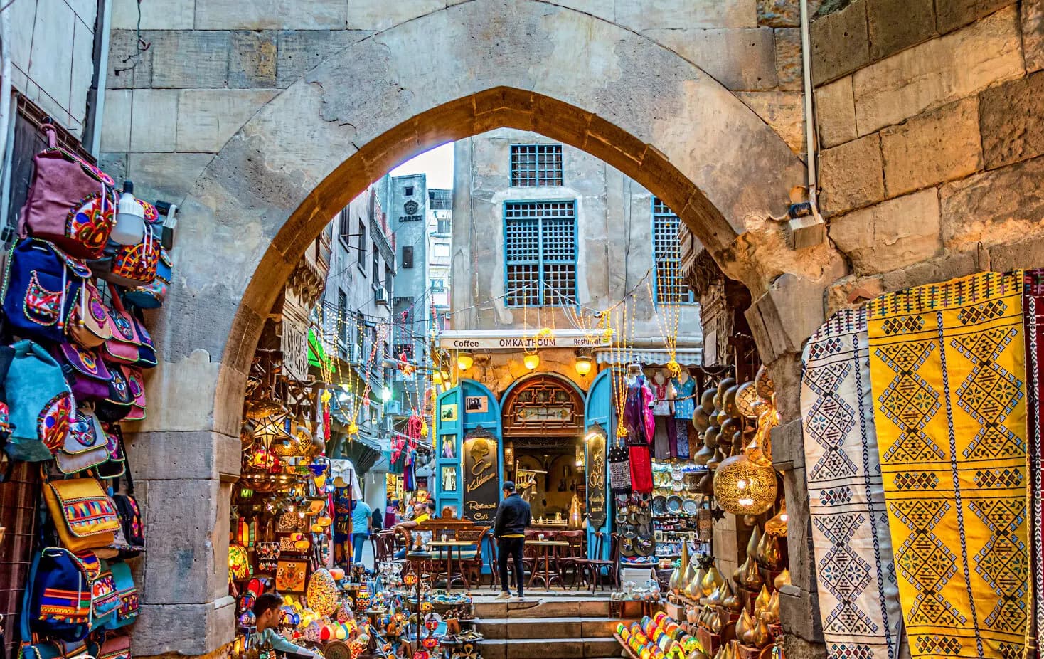 Stopover Tour to Giza Pyramids, Egyptian Museum & Bazaar main image