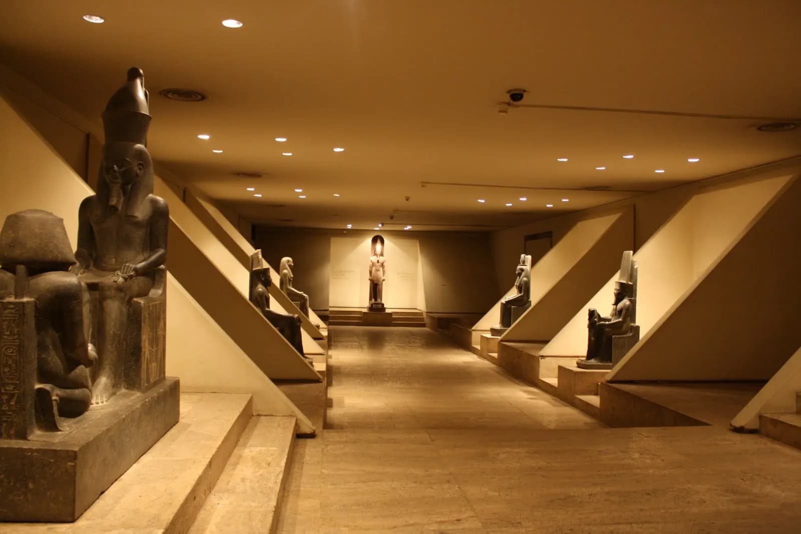 Tour to Luxor Museum and Mummification Museum thumbnail 3