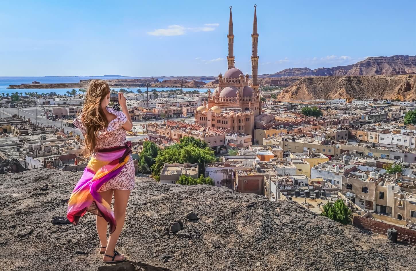 A foreign girl takes a picture of the Sahaba Mosque in Sharm El Sheikh from the highest point How Many Days in Egypt Is Enough